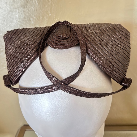 UNUSUAL 1930s' BROWN HAT WITH POINTY SIDES AND CRISSCROSS BANDS AT BACK - Picture 6 of 11